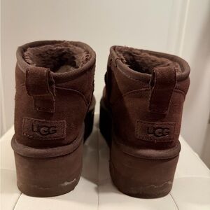 UGG women’s  Short Suede Boot in Dark Brown size 9